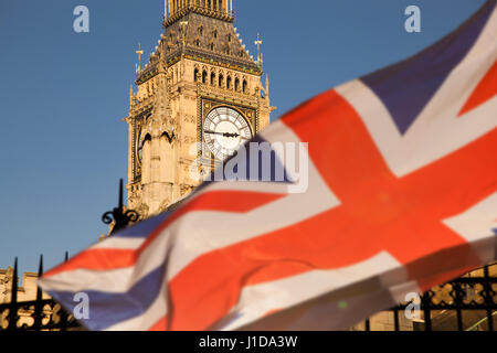 Union Jack flag e iconico Big Ben presso il Palazzo di Westminster a Londra - il Regno Unito si prepara per le nuove elezioni Foto Stock