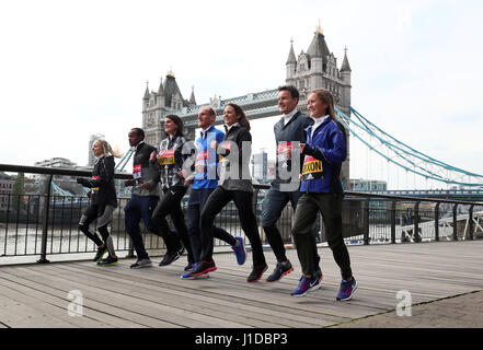 British London corridori della maratona (da sinistra a destra) Charlotte Purdue, Tsegai Tewelde, Susan Partridge, Scott complessivamente, Jo Pavey, Chris Thompson e Alyson Dixon durante un photocall al Tower Hotel, Londra. Foto Stock