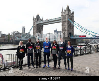 British London corridori della maratona (da sinistra a destra) Charlotte Purdue, Tsegai Tewelde, Susan Partridge, Scott complessivamente, Jo Pavey, Chris Thompson e Alyson Dixon durante un photocall al Tower Hotel, Londra. Foto Stock