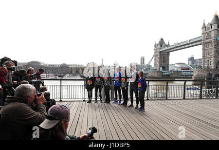 British London corridori della maratona (da sinistra a destra) Charlotte Purdue, Tsegai Tewelde, Susan Partridge, Scott complessivamente, Jo Pavey, Chris Thompson e Alyson Dixon durante un photocall al Tower Hotel, Londra. Foto Stock