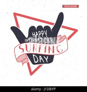 In estate il giorno di surf tattoo design. Vettore vacanza surf design monocromatico stampa tipografia emblema. Surfer il partito con il simbolo di surf - shaka segno. Il migliore per il web design o stampa su t-shirt. Design retrò Illustrazione Vettoriale