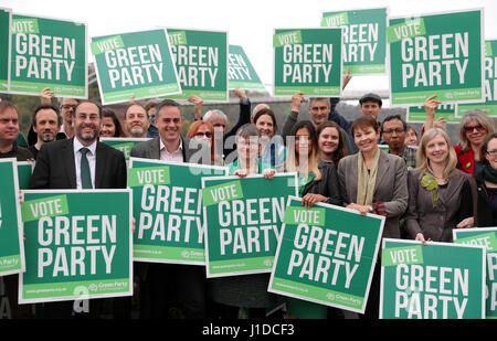 Partito verde comune di leader di partito Caroline Lucas (seconda a destra) e Jonathan Bartley (terza a sinistra) al fianco di sostenitori e deputato europeo e Partito Verde candidato per Bristol West Molly Scott Cato (centro) durante il partito della campagna elettorale lancio al the Avon Gorge Hotel a Bristol. Foto Stock