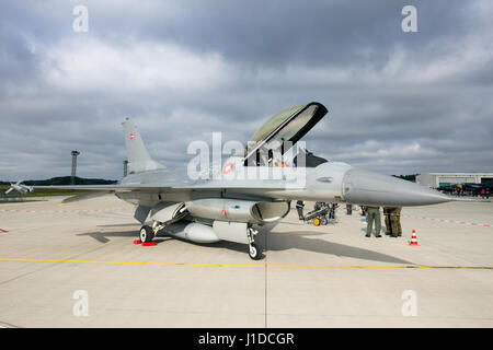 LAAGE, Germania - Agosto 23, 2014: Royal Air Force danese F-16 jet da combattimento aereo sulla pista di Laage airbase. Foto Stock