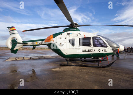 A Torrejon, Spagna - 11 OTT 2014: la Guardia Civil spagnola Eurcopter CE-135 elicottero Foto Stock