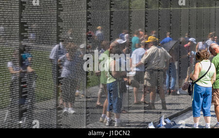 Persone che guardano i nomi della guerra del Vietnam vittime sulla guerra del Vietnam Veterans Memorial circa il 01 settembre 2008 in Washi Foto Stock