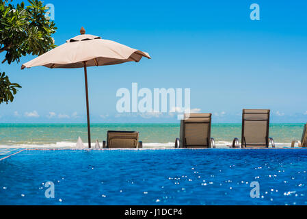 Resort sulla spiaggia con sdraio e ombrellone Foto Stock