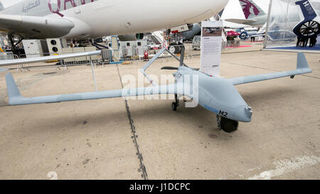 Parigi - LE BOURGET - giu 18, 2015: Un Textron ombra M2 UAV drone con Airbus modifiche al cinquantunesimo International Paris Air Show. Foto Stock