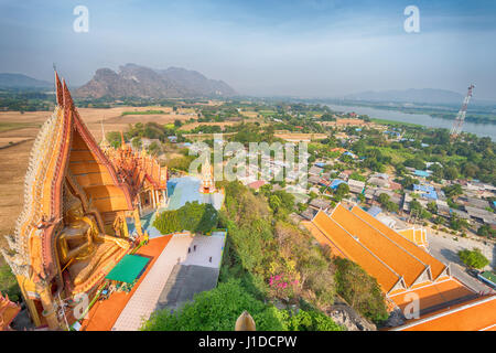 Ariel vista tempio con paesaggio in Kanchanaburi, Thailandia Foto Stock