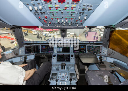 Parigi - LE BOURGET - giu 18, 2015: Qatar Airways Airbus A350 XVB aereo cockpit. Foto Stock