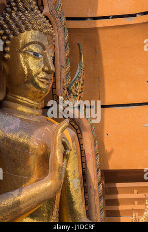 Grande e bella statua del Buddha al Wat Tham Seu, Kanchanaburi Thailandia Foto Stock