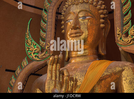 Grande statua del Buddha al Wat Tham Seu, Kanchanaburi Thailandia Foto Stock