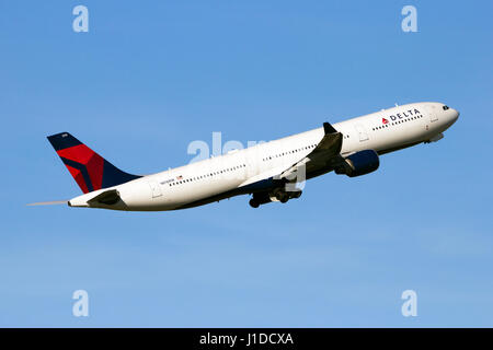 AMSTERDAM-SCHIPHOL - Feb 16, 2016: Delta Air Lines Airbus A330 aircaft aereo decollare dall'aeroporto di Schiphol Foto Stock