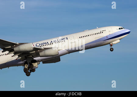 AMSTERDAM-SCHIPHOL - Feb 16, 2016: China Airlines Airbus A340 aereo il decollo dall'aeroporto di Schiphol. Foto Stock