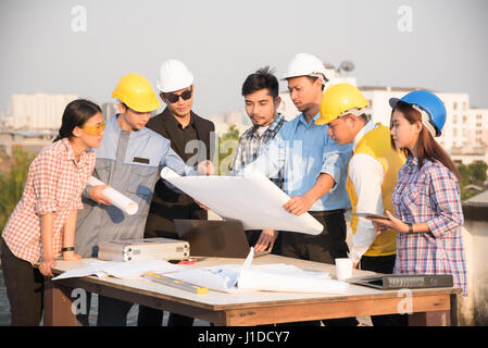 Il gruppo di ingegneri e architetti discutere in un cantiere, architettura e ingegneria concetto Foto Stock