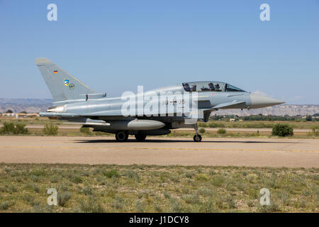 Saragozza, Spagna - maggio 20,2016: Tedesco Air Force Eurofighter EF2000 Typhoon jet da combattimento aereo in rullaggio dopo lo sbarco su Zaragoza airbase. Foto Stock