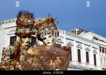 Venezia - Feb 6, 2013: la gente in costume in Piazza San Marco durante il Carnevale di Venezia Foto Stock