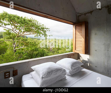 Vista dal letto. Casa Piccola, Puerto Escondido, Messico. Architetto: Aranza de Ariño, 2016. Foto Stock