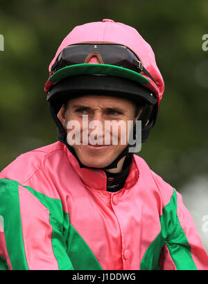 Jockey Ryan Moore sulla scheda decreto di guerra durante il giorno tre di bet365 Craven incontro a Newmarket Racecourse. Stampa foto di associazione. Picture Data: giovedì 20 aprile, 2017. Vedere la storia di PA RACING Newmarket. Foto di credito dovrebbe leggere: Adam Davy/PA FILO Foto Stock