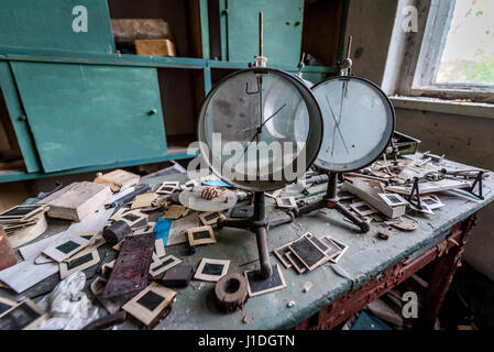 Laboratorio di Fisica nella vecchia scuola secondaria in Mashevo villaggio abbandonato della centrale nucleare di Cernobyl la zona di alienazione in Ucraina Foto Stock