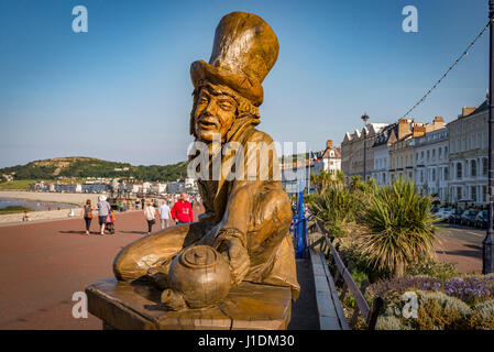 Il Mad Hatter scultura in legno sul lungomare a Llandudno in Gwynedd Galles del Nord. Parte di Alice nel Paese delle Meraviglie seguire il coniglio bianco trail Foto Stock