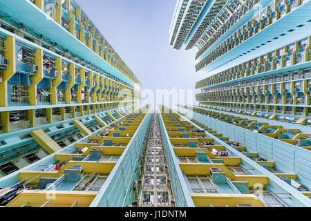 Cerca fino ai grattacieli con grandangolari con cielo blu Foto Stock