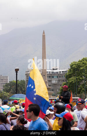 Persone marciando a Caracas contro il governo di Nicolas Maduro durante il XIX di aprile 2017. Foto Stock