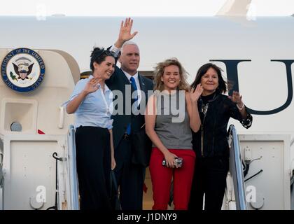 Stati Uniti Vice Presidente Mike Pence sua moglie Karen, destra e le figlie Charlotte, sinistra, e Audrey wave come essi partono alla Naval Air Facility di Atsugi Aprile 19, 2017 in Yamato, Giappone. Pence sta continuando la sua visita in Asia con un arresto in Indonesia. Foto Stock