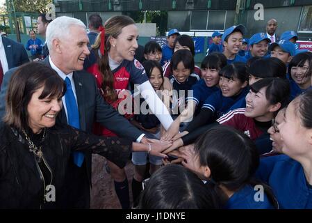 Stati Uniti Vice Presidente Mike Pence sua moglie Karen, sinistra, incontro con la gioventù giapponese di baseball e softball giocatori accompagnati da American softball star Monica Abbott, centro, Aprile 19, 2017 a Tokyo, Giappone. Foto Stock