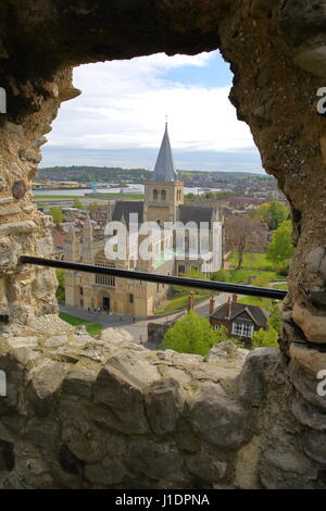 ROCHESTER, Regno Unito - 14 Aprile 2017: Vista della cattedrale attraverso le mura del castello Foto Stock