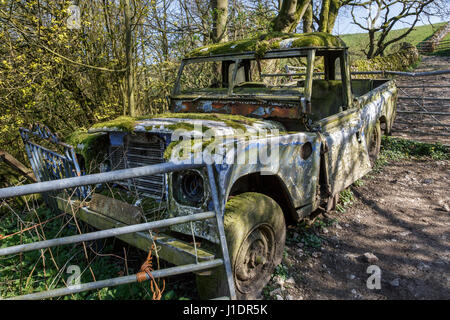 Abbandonata la Land Rover nel cortile di una fattoria a Narrowdale, Parco Nazionale di Peak District, Staffordshire, Inghilterra Foto Stock