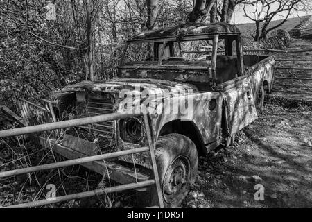 Abbandonata la Land Rover nel cortile di una fattoria a Narrowdale, Parco Nazionale di Peak District, Staffordshire, Inghilterra Foto Stock