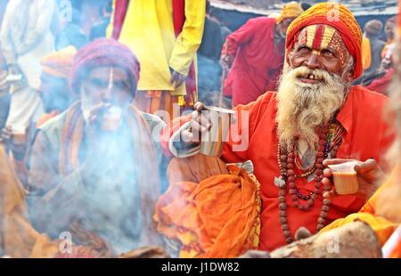 Sadhu di prendere una tazza di tè. Foto Stock