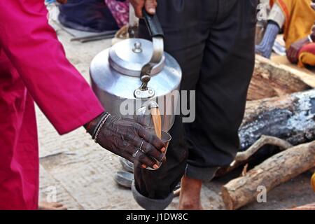 Sadhu di prendere una tazza di tè. Foto Stock