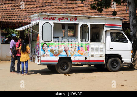 Kandy Sri Lanka persone che acquistano Gelato da gelato Van Foto Stock