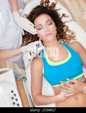 Donna getting laser Trattamento viso in Medical Spa Centre Foto Stock