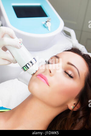 Donna getting laser Trattamento viso in Medical Spa Centre Foto Stock