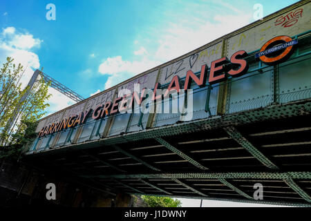 Harringay Green Lanes segno sul ponte Foto Stock