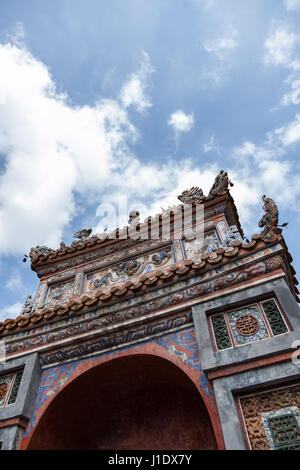 Un arcata ornata nel vecchio Royal la cittadella di Hue (tonalità), Vietnam, sud-est asiatico Foto Stock