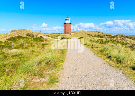 Faro sul campo verde nel paesaggio di campagna di isola di Sylt, Germania Foto Stock