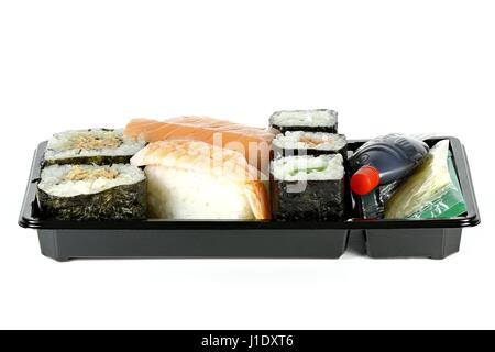 Sushi per andare isolati su sfondo bianco Foto Stock