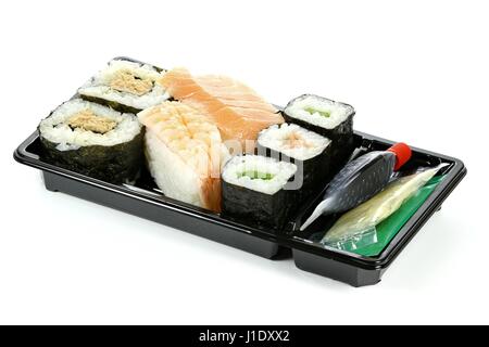 Sushi per andare isolati su sfondo bianco Foto Stock