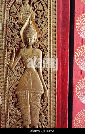 Cesellati laccato dorato anta della porta centrale-veranda principale di sim in Wat Mai Suwannaphumaham-New monastero fondato da re Anurat in ANNUNCIO.1796-più grande Foto Stock