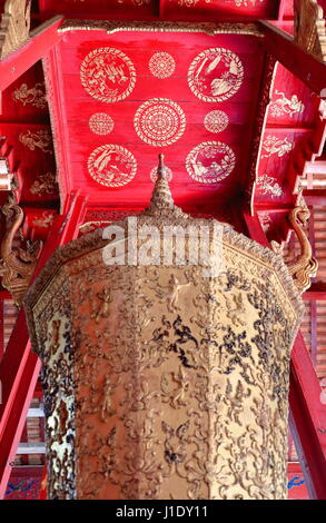 Wat Xieng Thong-Golden City-Golden Tree monastero. Urna di cenere e il soffitto di Hong Kep Mieng-Royal carro funebre Hall costruito in ANNUNCIO.1962 per ospitare il re Sis Foto Stock