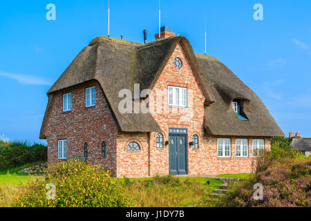 Tipica casa Frisone con tetto di paglia sulla isola di Sylt, Germania Foto Stock