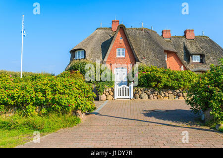 Tipica casa frisone con tetto di paglia a Kampen villaggio sull isola di Sylt, Germania Foto Stock