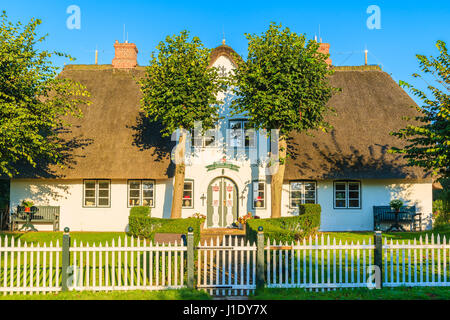 Isola di Sylt, Germania - SET 8, 2016: Tradizionale casa bianca con tetto di paglia nel villaggio Wenningsted sull isola di Sylt, Germania Foto Stock