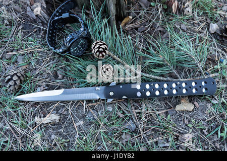 Coltello tattico con una lunga lama affilata. Foto Stock