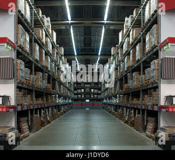 Magazzino con cassetti sui ripiani Foto Stock