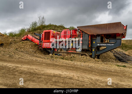 Terex Finlay J-1175 frantoi a mascelle in corrispondenza di una cava in disuso nel West Yorkshire, Inghilterra, Regno Unito Foto Stock