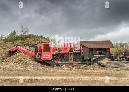 Terex Finlay J-1175 frantoi a mascelle in corrispondenza di una cava in disuso nel West Yorkshire, Inghilterra, Regno Unito Foto Stock